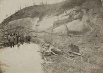 [Cabanes détruites à la suite d'un glissement de terrain] / Auteur non identifié. [SHEL], 31 mars 1919