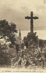 Sevrier La Croix de Notre-Dame de Lourdes et l'église. [1920]