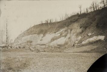 [Cabanes détruites à la suite d'un glissement de terrain] / Auteur non identifié. [SHEL], [31 mars 1919