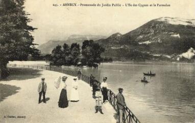 Annecy Promenade du Jardin public, l'Ile des Cygnes et le Parmelan. [1900]
