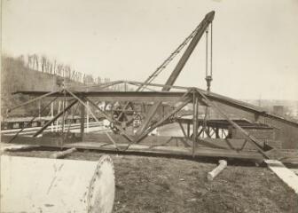 [Éléments du pont roulant en attente de pose] / Auteur non identifié. [SHEL], [7 avril 1919