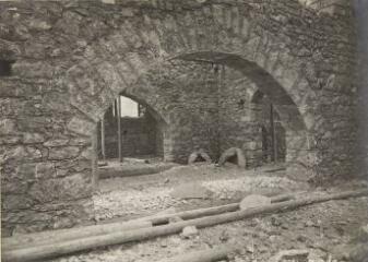 [Vue sur les arches en pierres du rez-de-chaussée] / Auteur non identifié. [SHEL], 23 décembre 1917