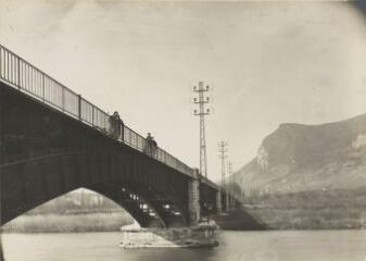 [Pylônes électriques le long d'un pont traversant le Rhône] / Auteur non identifié. [SHEL], ( Sans date