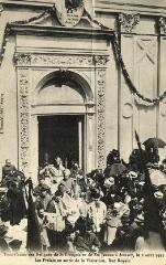 translation des reliques de Saint François et de Sainte Jeanne de Chantal, le 2 août 1911 : les prélats au sortir de la Visitation, rue Royale. 1911