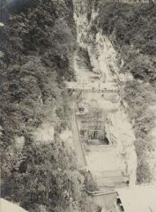 [Vue aérienne sur le caisson aval et la crête provisoire du barrage] / Auteur non identifié. [SHEL], 6 août 1918
