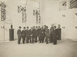 [Photographie de groupe dans la salle d'arrivée de la ligne en provenance de Venthon et de départ de la ligne vers Lyon] / Auteur non identifié. [SHEL] 1920
