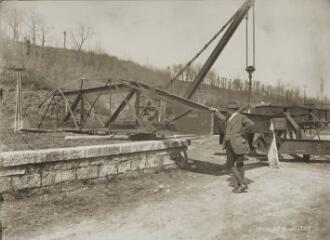 [Éléments du pont roulant en attente de pose] / Auteur non identifié. [SHEL], 7 avril 1919