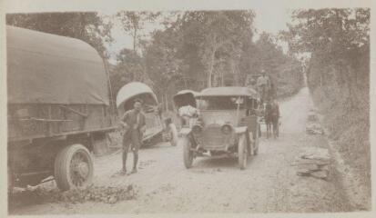 Une panne de camions en forêt de Souilly / [non identifié]. [1915-1916]