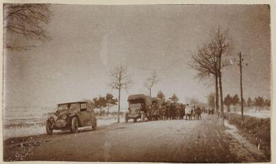 Verdun. Les convois automobiles sur la route / [non identifié]. [1915-1916]