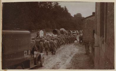 Verdun. L'infanterie. Un encombrement sur la route / [non identifié]. [1915-1916]