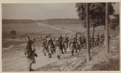 Verdun. L'infanterie montant aux tranchées / [non identifié]. [1915-1916]