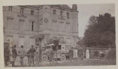 L'arrivée des blessés à l'hopital du Petit Monthairon / [non identifié]. [1915-1916]