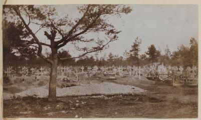 En champagne. Un des cimetières de la Maison Forestière / [non identifié]. [1915-1916]