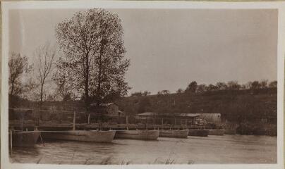 Un pont de bateaux sur la Meuse / [non identifié]. [1915-1916]