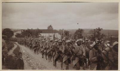 Verdun. Infanterie. Les troupes noires montant aux tranchées / [non identifié]. [1915-1916]