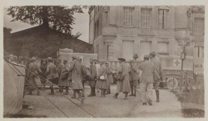 Evacuation à l'hopital de Monthairon le Petit / [non identifié]. [1915-1916]