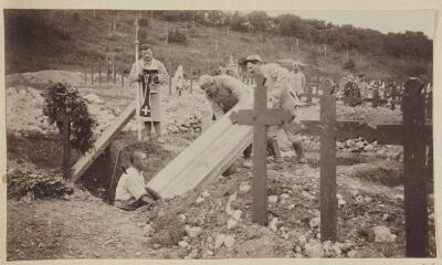 Inhumation au cimetière du Petit Monthairon / [non identifié]. [1915-1916]