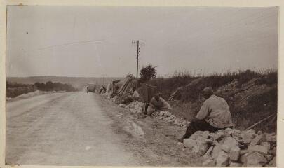 Verdun. L'infanterie. Les territoriaux sur les routes. Les cantonniers / [non identifié]. [1915-1916]
