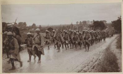 Verdun. Infanterie. Troupes noires montant aux tranchées / [non identifié]. [1915-1916]