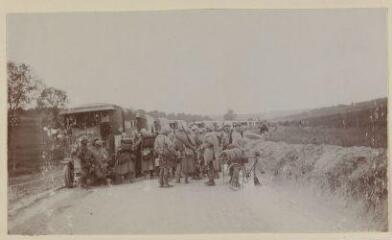 Verdun. L'infanterie. Embarquement en camions automobiles / [non identifié]. [1915-1916]