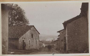 Au grand Monthairon. La route de Souilly et vue de la vallée de la Meuse / [non identifié]. [1915-1916]