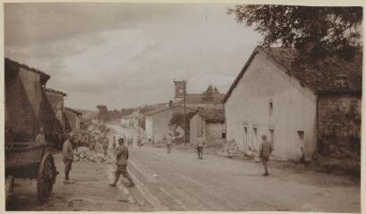 Verdun. La grande rue à S / [non identifié]. [1915-1916]