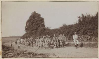 Verdun. L'infanterie. Mitrailleurs revenant des tranchées / [non identifié]. [1915-1916]