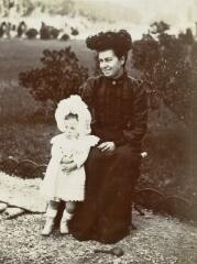 [Femme assise sur un tabouret dans un jardin avec une fillette serrée contre elle] / [non identifié]. [s.n.], [Entre 1904 et 1905]. [1904]-[1905]