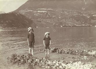 [Un petit garçon et une fillette les pieds dans l'eau en costume de bain à Duingt] / [non identifié]. [s.n.]., [1911-1912]. [1911]-[1912]