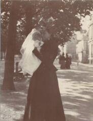 [Femme debout tenant dans les bras un bébé en robe de baptême] / [non identifié]. / . [s.n.], [Entre 1903 et 1905]. [1903]-[1905]