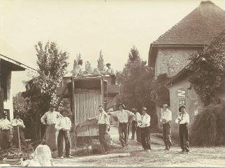 [Groupe d'hommes devant une batteuse à vapeur à Duingt] / [non identifié]. [1912]-1913