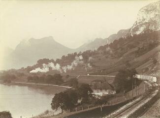 [Train empruntant le chemin de fer Annecy-Albertville près de Duingt] / [non identifié]. [s.n.], [1911-1913]. [1911]-[1913]