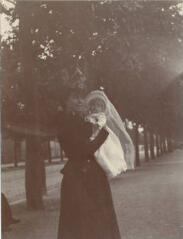 [Femme debout tenant dans les bras un bébé en robe de baptême] / [non identifié]. [s.n.], [Entre 1903 et 1904]. [1903]-[1904]