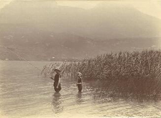 [Une fillette et un petit garçon les pieds dans l'eau en costume de bain du côté de la rive gauche du lac] / [non identifié]. [s.n.], [1912-1914]. [1912]-[1914]