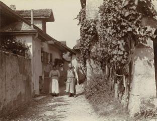 [Un homme et une femme dans une ruelle de Veyrier-du-Lac] / [non identifié]. 1910