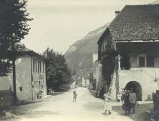 [Groupe d'enfants dans la rue principale de Veyrier-du-Lac] / [non identifié]. [1910 ?]