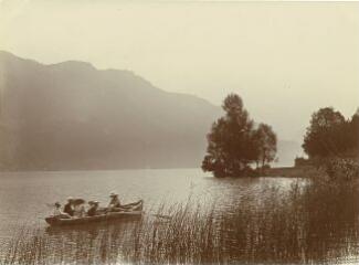 [Groupe de six personnes dans une barque à proximité du débarcadère de Duingt] / [non identifié]. [s.n.], [1912-1914]. [1912]-[1914]