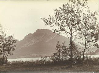 [Vue sur Veyrier-du-Lac depuis la rive gauche] / [non identifié]. [s.n.], [1915-1919]. [1915]-[1919]