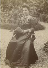 [Femme assise dans un jardin avec un journal à la main] / [non identifié]. [s.n.], [Entre 1900 et 1910]. [1900]-[1910]