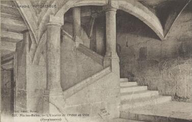 807. L'Escalier et l'Hôtel de Ville (Renaissance) / Auguste et Ernest Pittier. Annecy Pittier, phot-édit. 1899-1922 La Savoie pittoresque