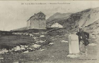 331. Col du Petit-Saint-Bernard. Frontière Franco-Italienne / Auguste et Ernest Pittier. Annecy Pittier, phot-édit. 1899-1922