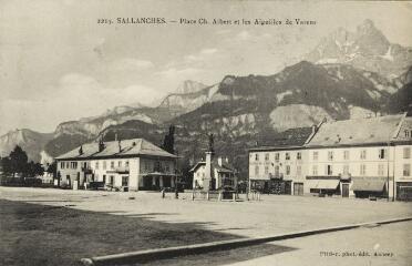 2215. Place Charles Albert et les Aiguilles de Varens / Auguste et Ernest Pittier. Annecy Pittier, phot-édit. 1899-1922