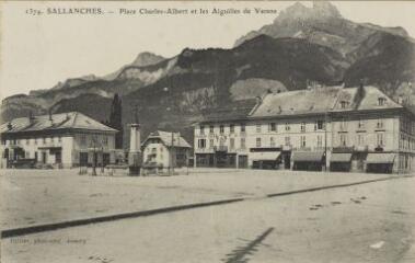 1374. Place Charles-Albert et les Aiguilles de Varens / Auguste et Ernest Pittier. Annecy Pittier, phot-édit. 1899-1922