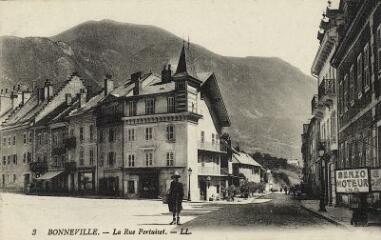 Bonneville La rue Pertuiset. [1900]