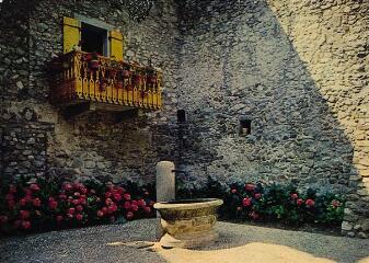 Yvoire, ses maisons fleuries, pittoresque place de la fontaine. [1970]