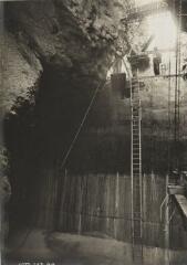 [Taille de la paroi rocheuse par des ouvriers pour faciliter l'élévation du barrage] / Auteur non identifié. [SHEL], 24 mai 1918
