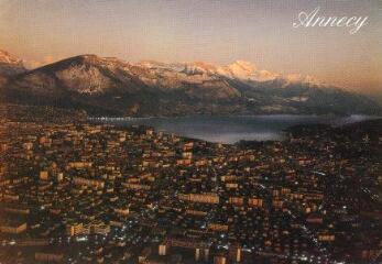 Annecy (Hte-Savoie) Vue aérienne de nuit. [1980]