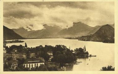 Annecy et son lac (Hte-Savoie) Le petit lac, Talloires et dans le fond, le massif des Bauges. [1920]