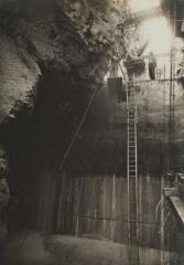 [Taille de la paroi rocheuse par des ouvriers pour faciliter l'élévation du barrage] / Auteur non identifié. [SHEL], 24 mai 1918