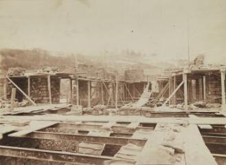 [Construction des murs et du plancher du premier étage du bâtiment] / Auteur non identifié. [SHEL], 23 décembre 1917